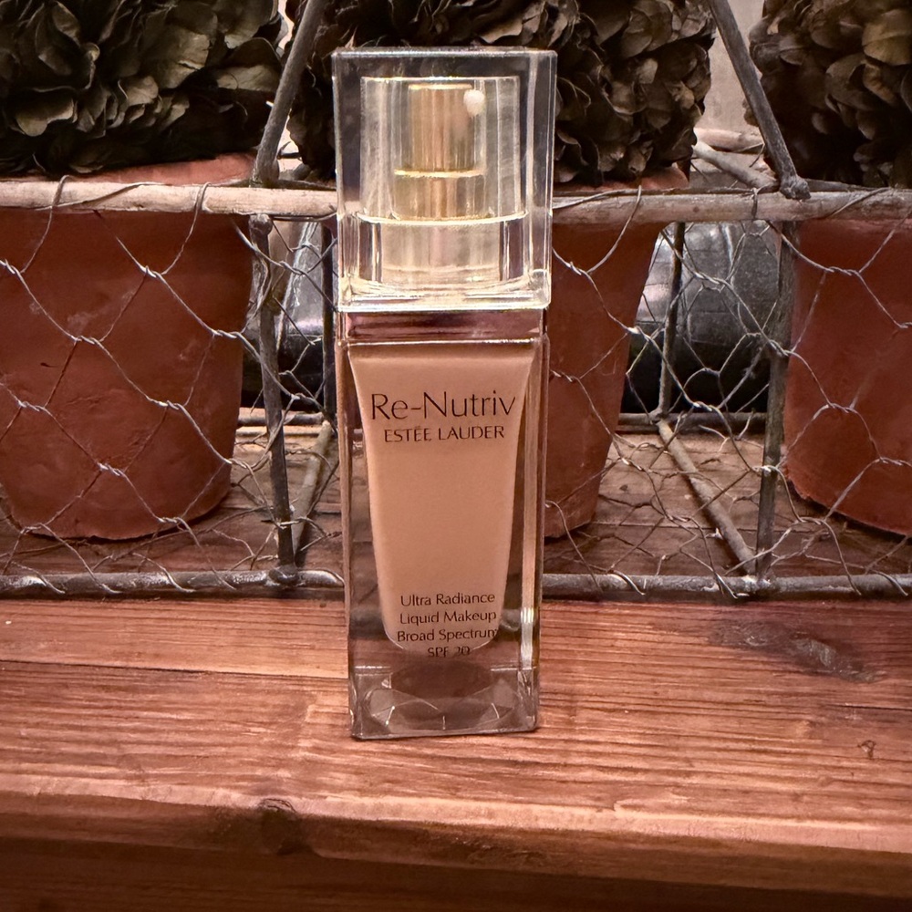 Estée Lauder Re-Nutriv Ultra Radiance Liquid Makeup
3w1 Tawny